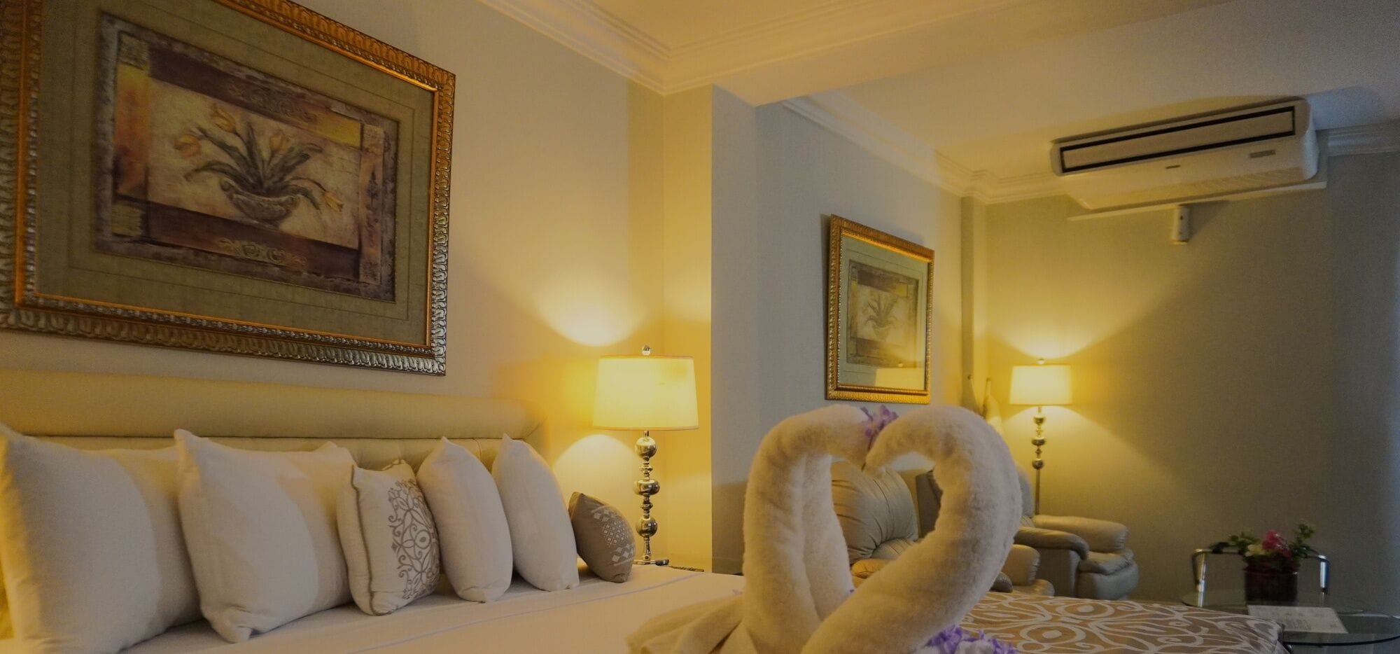 Tabla de planchar con plancha, wifi gratis y ropa de cama 