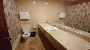 Habitación triple | Baño | Tina con regadera, amenidades de baño gratuitas, secadora de cabello