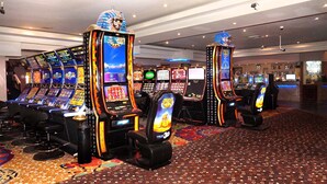Een rij gokautomaten in een casino.