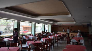 Se ofrece un desayuno bufé los fines de semana (160 MXN por persona)