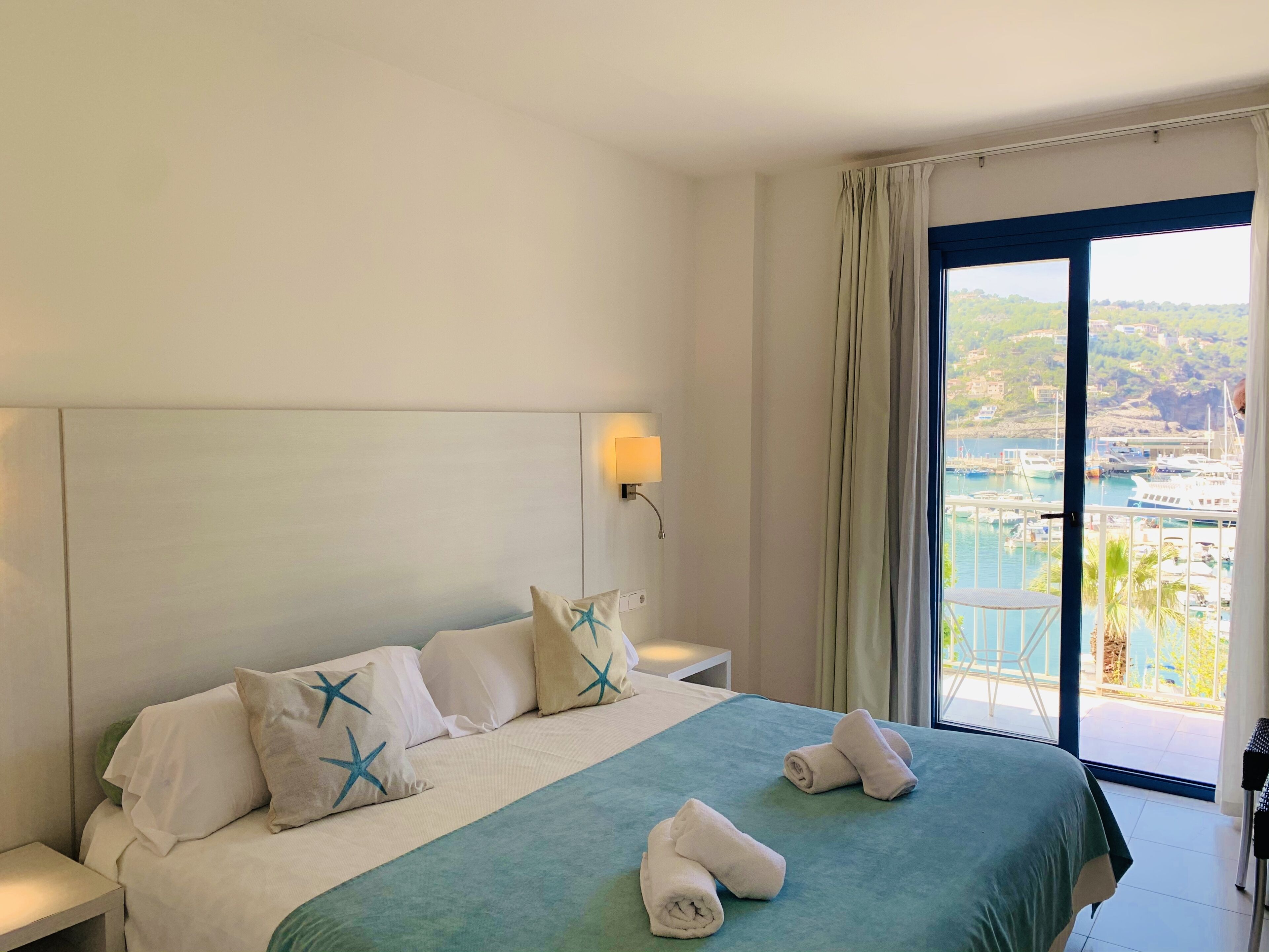 Coffres-forts dans les chambres, bureau, rideaux occultants