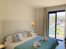 Habitación doble, vistas al mar (no balcony) | Caja fuerte, escritorio, cortinas opacas y tabla de planchar con plancha