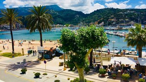 Un poble costaner amb port esportiu, platja i zona de restauració.