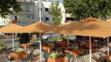 Desayuno buffet (EUR 10 por persona)