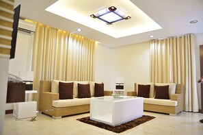 Flat-screen TV, DVD player - Thunderbird Resorts - Poro Point (San Fernando)