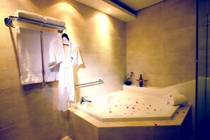Habitación (Santorini Deluxe) | Baño | Bañera y ducha independientes y cabezal de ducha tipo lluvia