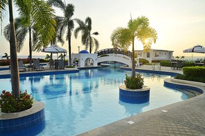 Outdoor pool, pool umbrellas, sun loungers - Thunderbird Resorts - Poro Point (San Fernando)