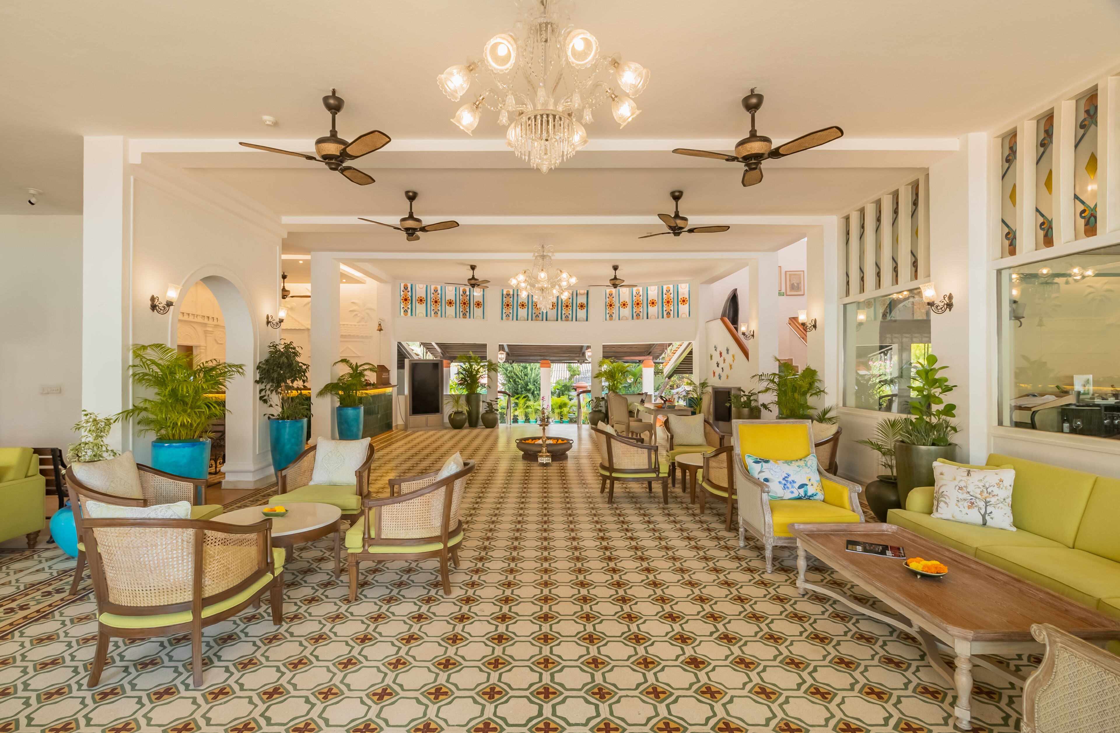 2 bars/lounges, swim-up bar, poolside bar