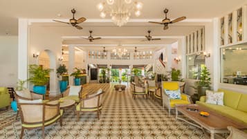 2 bars/lounges, swim-up bar, poolside bar