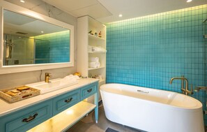 Suite, 1 dobbeltseng | Bad | Dusj, toalettartikler (inkludert), hårføner og håndklær