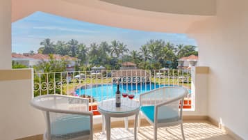 Suite With Complimentary In-House Entertainment & 15% Off On FnB,Spa & Laundry | Balkon