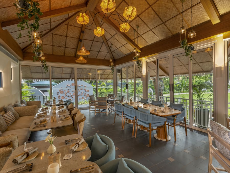 3 restaurants, breakfast served