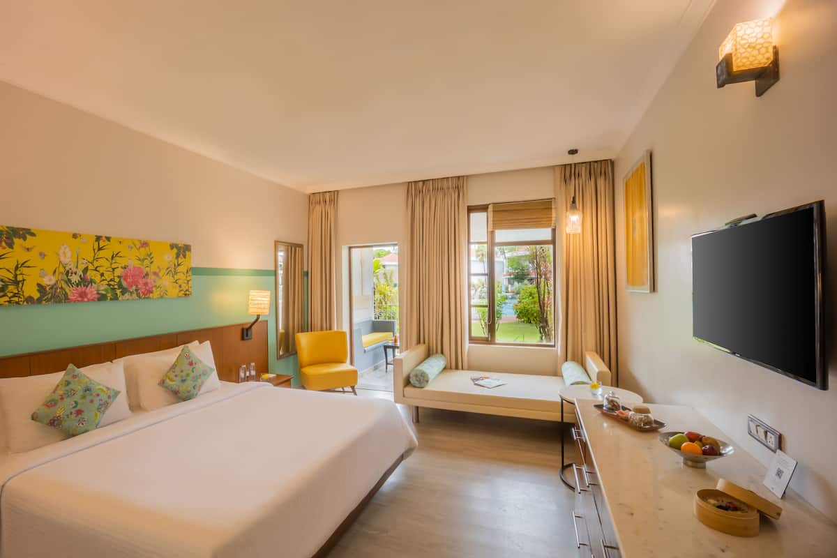 Deluxe Room Pool Facing With Complimentary In-House Entertainment & 15% Off On FnB,Spa & Laundry | Ropa de cama de alta calidad, edredón y camas con efecto memoria