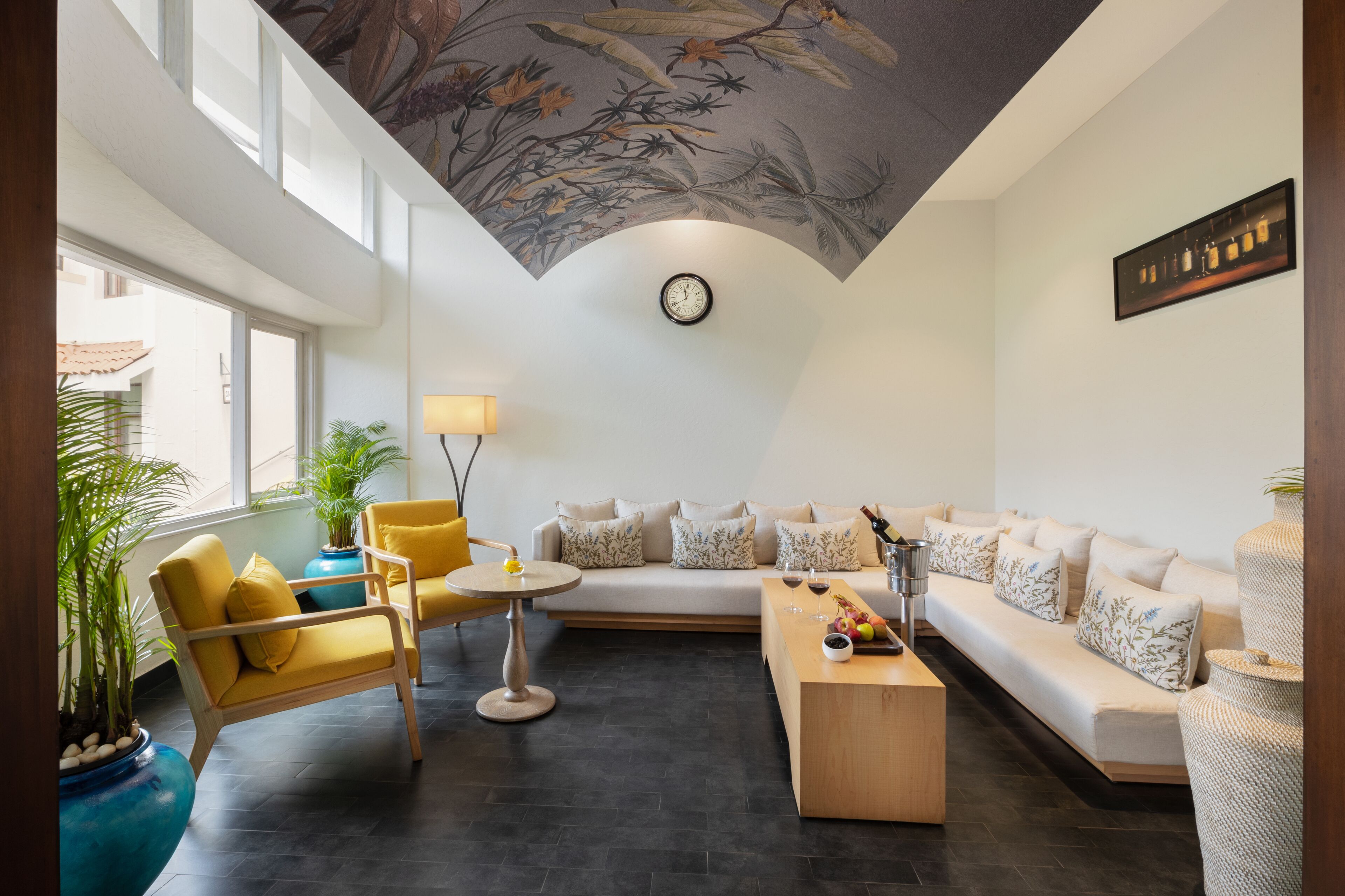 3 restaurants, breakfast served