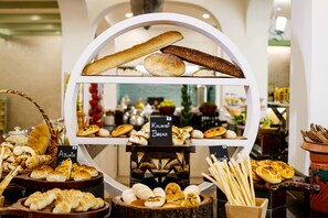 3 restaurantes; se sirven desayunos 