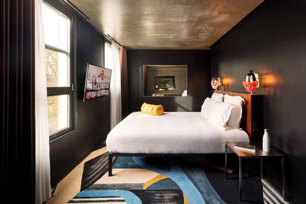 Double Room, Accessible (Large Mama) | Premium bedding, in-room safe, individually decorated, desk