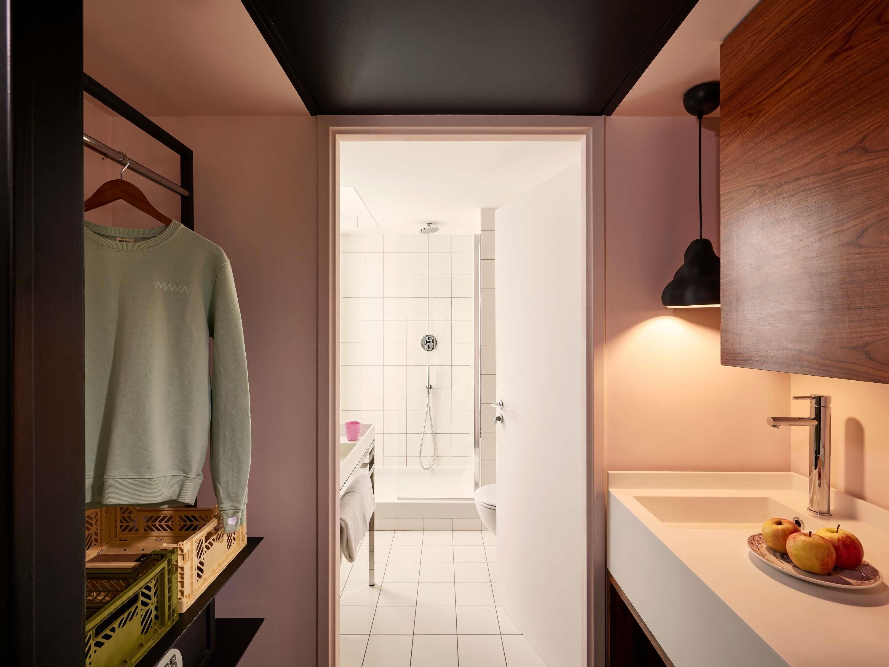 Rom, hjørnerom (Medium Mama) | Sengetøy av topp kvalitet, safe på rommet og individuelt dekorert