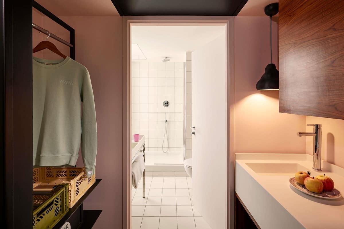 Rom, hjørnerom (Medium Mama) | Sengetøy av topp kvalitet, safe på rommet og individuelt dekorert