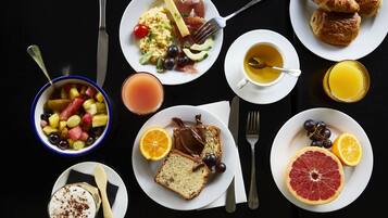 Se ofrece un desayuno bufé (21 EUR por persona)