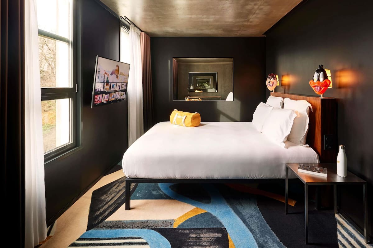 Dobbeltrom, tilgjengelighetstilpasset (Large Mama) | Sengetøy av topp kvalitet, safe på rommet og individuelt dekorert