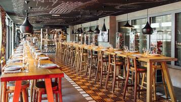 S'hi serveixen esmorzars, dinars i sopars