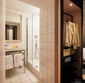 Shower, free toiletries, hair dryer, towels - Mama Shelter Paris East (Paris)
