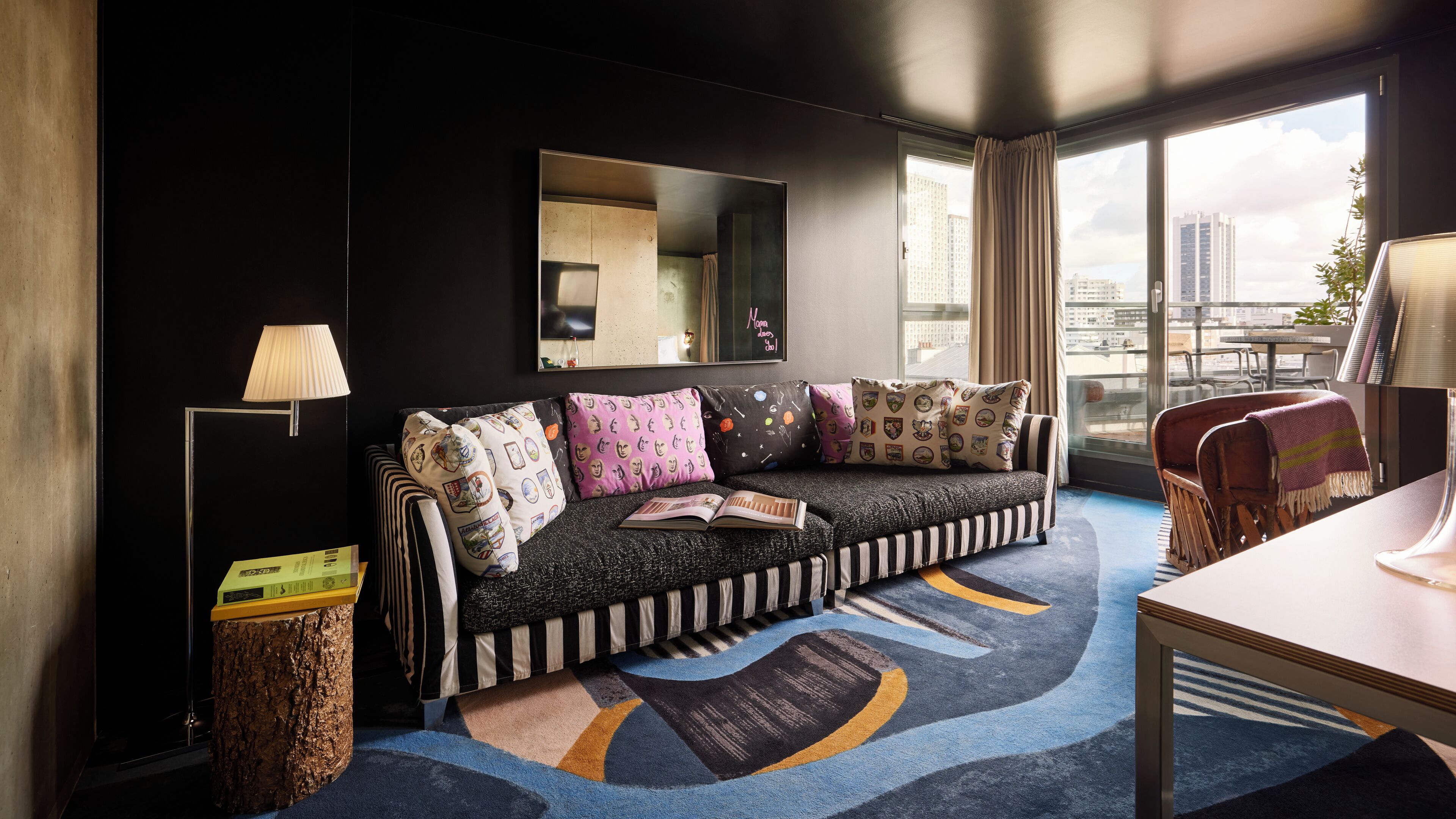 Room, 1 Double Bed, Terrace (XL Mama) | Living area | 27-inch flat-screen TV with cable channels, TV, computer