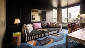 Room, 1 Double Bed, Terrace (XL Mama) | Living area | 27-inch flat-screen TV with cable channels, TV, computer