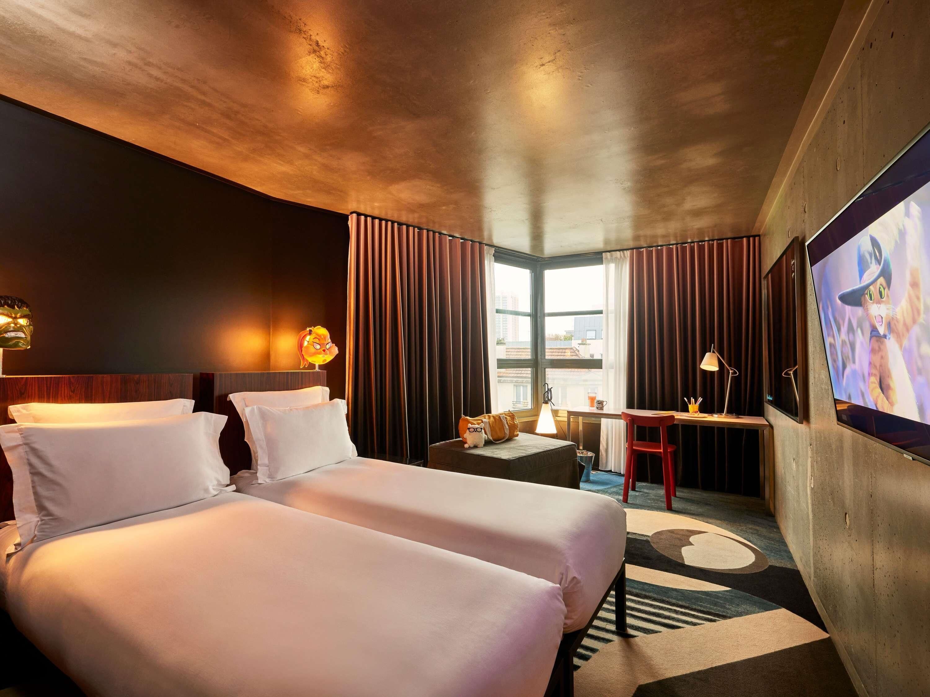 أغطية فراش متميزة وخزنة داخل الغرفة وبديكورات فريدة لكل غرفة ومكتب