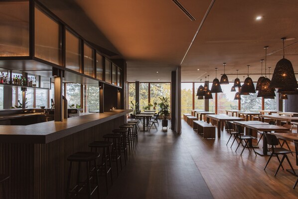 Garden views, serves lunch and dinner