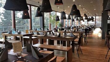 Aamiainen, lounas ja illallinen; näkymät puutarhaan