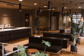 Garden views, serves lunch and dinner - Bold Campus (Königstein im Taunus)