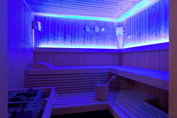 Sauna, Warmsteinmassagen, Tiefengewebe-Massagen