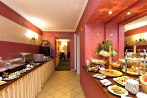 A buffet setup with various food items and a coffee station. - Hotel Harmonie (Waren (Müritz))