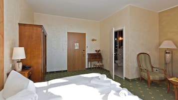Hypo-allergenic bedding, minibar, in-room safe, individually decorated