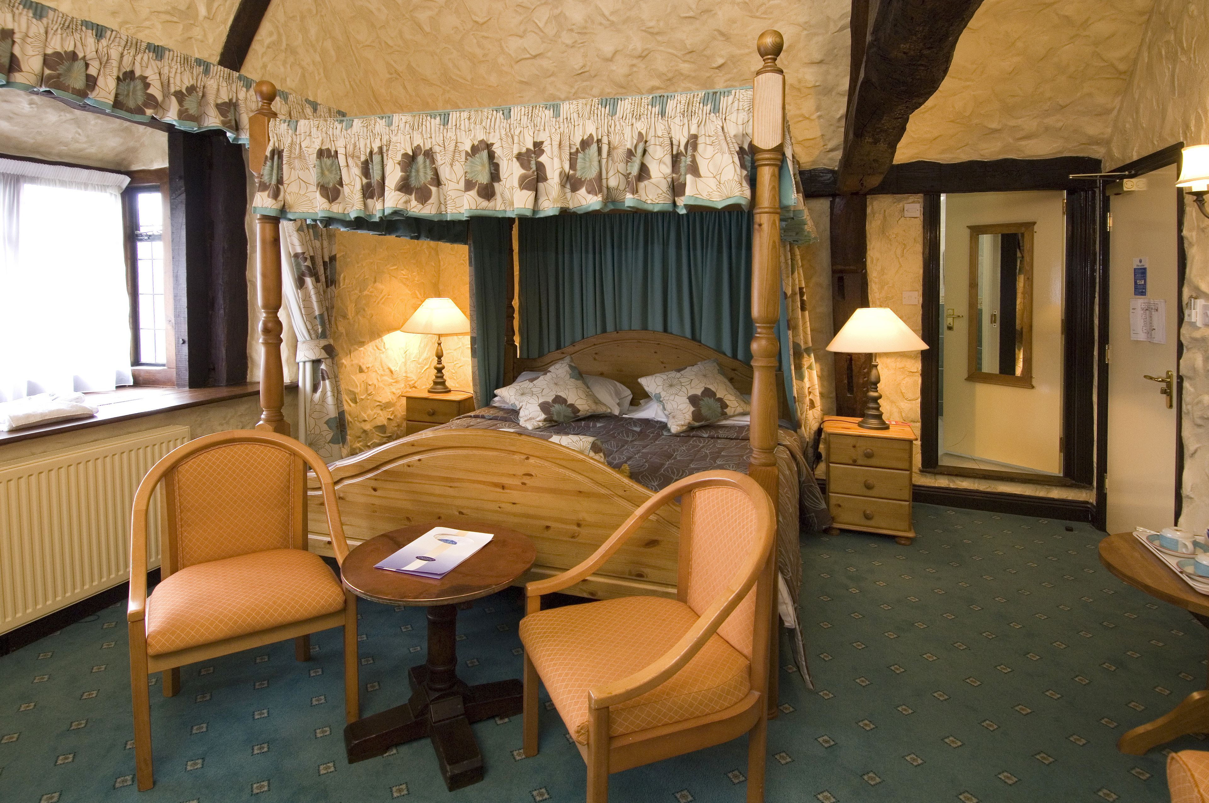 Superior Double Room, 1 Double Bed | Living area | 30-inch flat-screen TV with satellite channels, TV