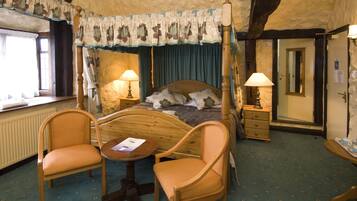 Superior Double Room, 1 Double Bed | Living area | 30-inch flat-screen TV with satellite channels, TV