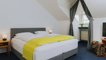 Hypo-allergenic bedding, minibar, in-room safe, desk