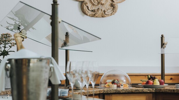 A kitchen with a granite countertop, a glass coffee table, and a view of the sea through a window. - Gutshof Sagmuehle (Bad Griesbach im Rottal)