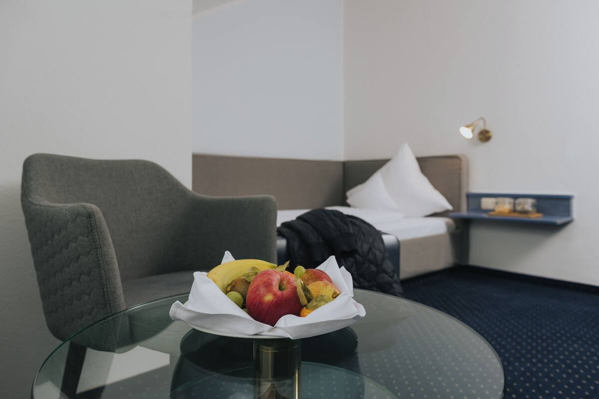 Enkeltrom – basic | Allergitestet sengetøy, minibar, safe på rommet og skrivebord