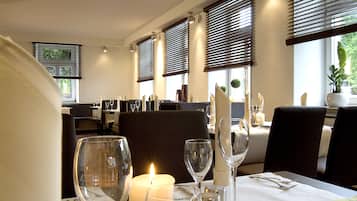 Serveert lunch, diner, internationale gerechten, buitendiner