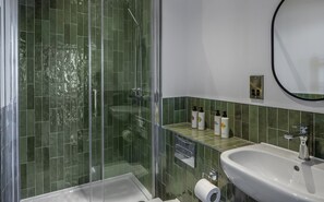Combined shower/bathtub, free toiletries, hair dryer, towels