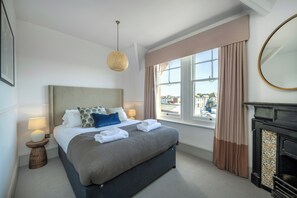 Habitación doble estándar | Sábanas de algodón egipcio, ropa de cama de alta calidad y escritorio 