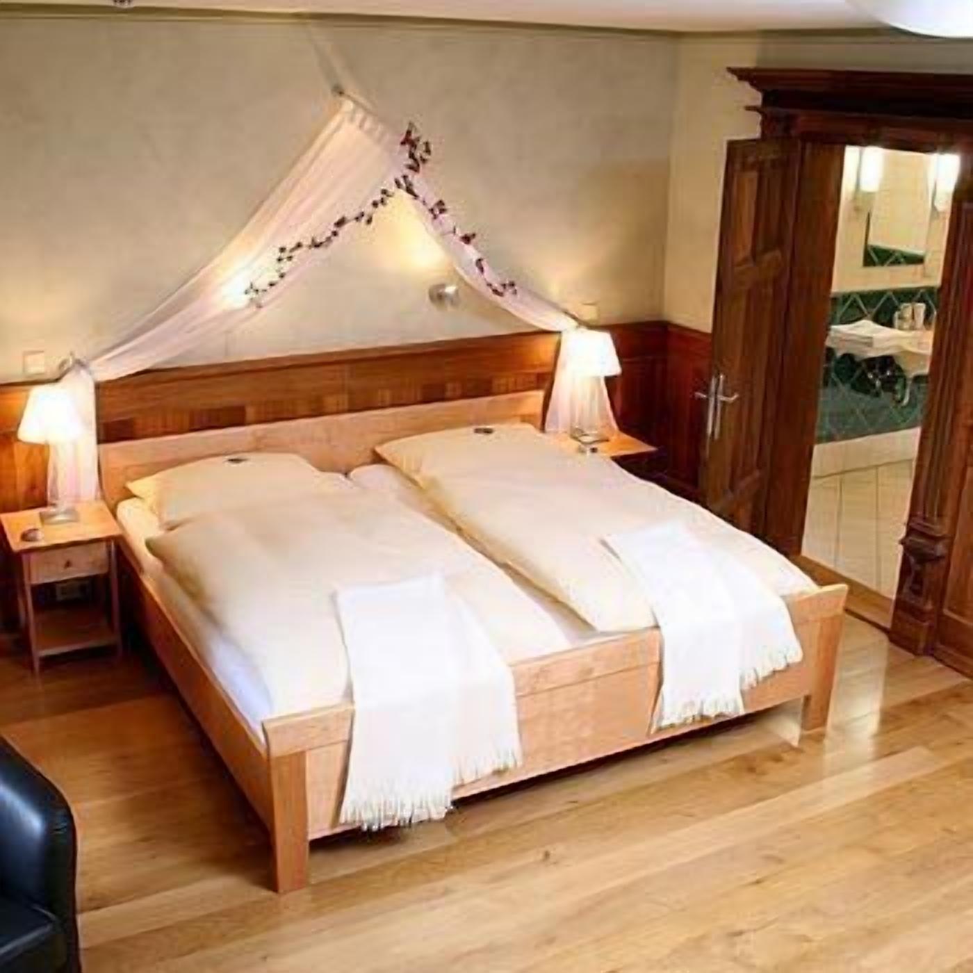 desk, cots/infant beds, rollaway beds, free wifi