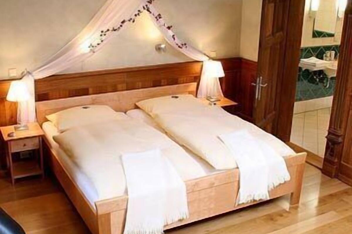 desk, cots/infant beds, rollaway beds, free wifi