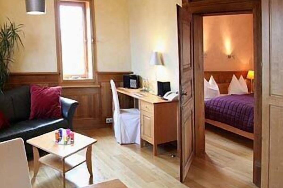 suite | living room | smart tv, computer