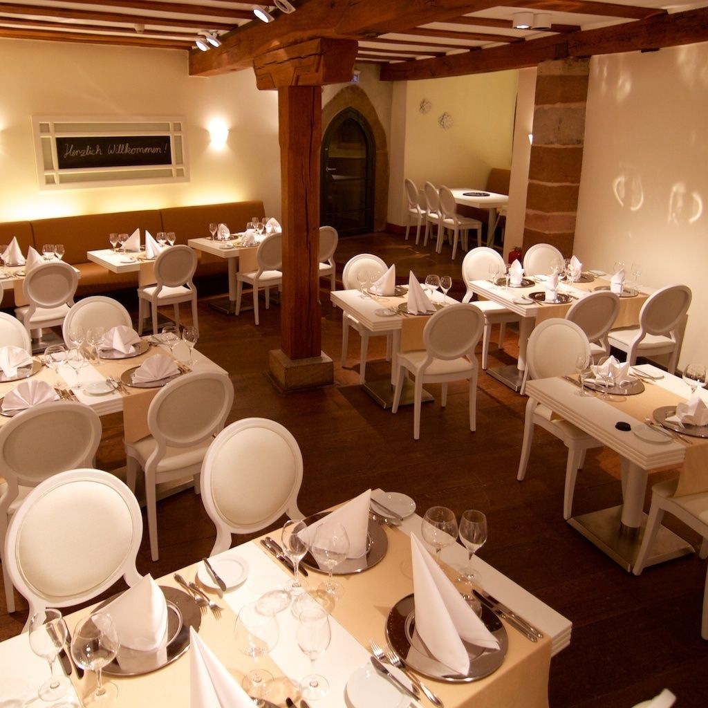 lunch and dinner served, international cuisine