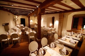 Lunch and dinner served, international cuisine