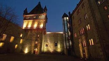 Majoituspaikan julkisivu illalla/yöllä