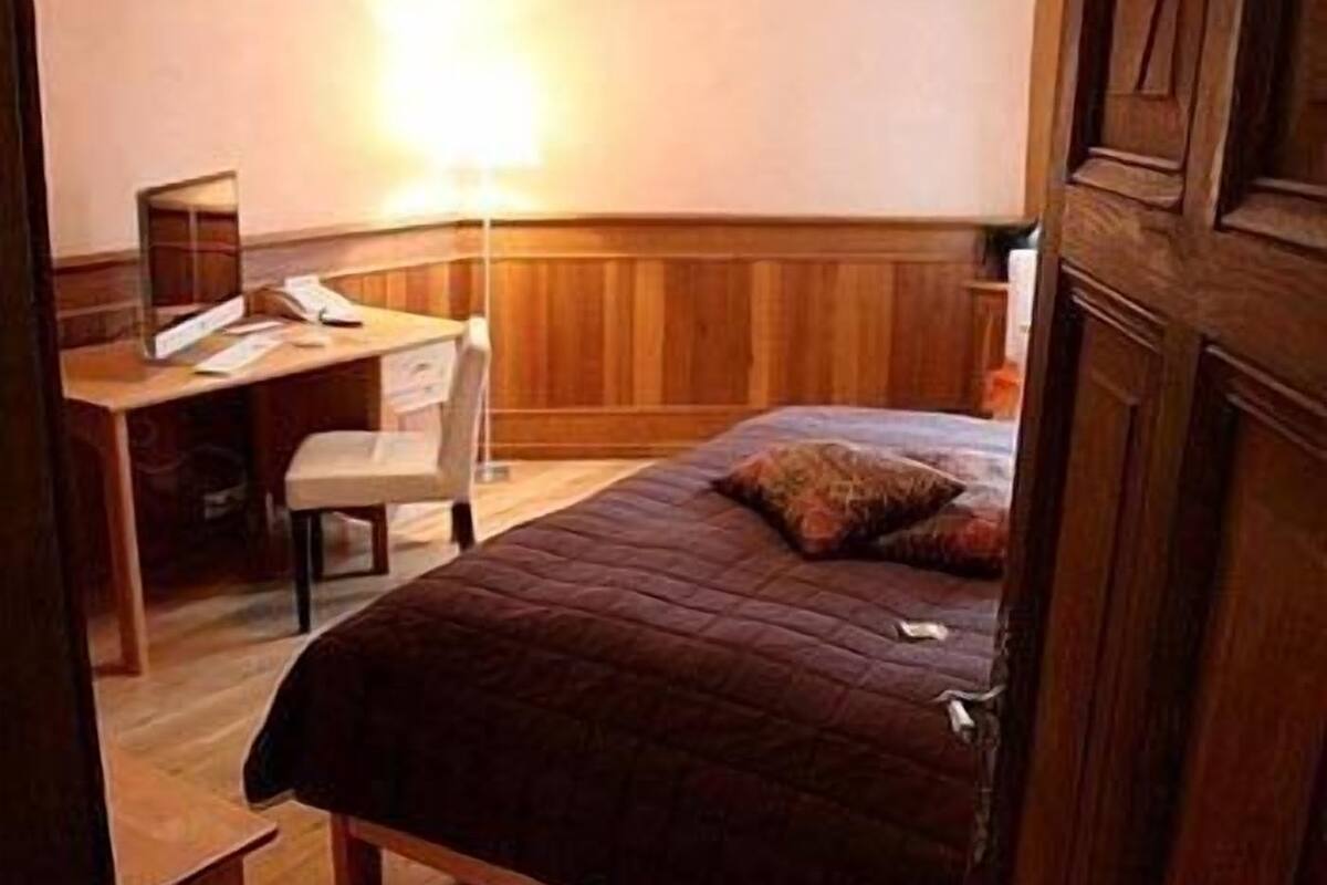 desk, cots/infant beds, rollaway beds, free wifi